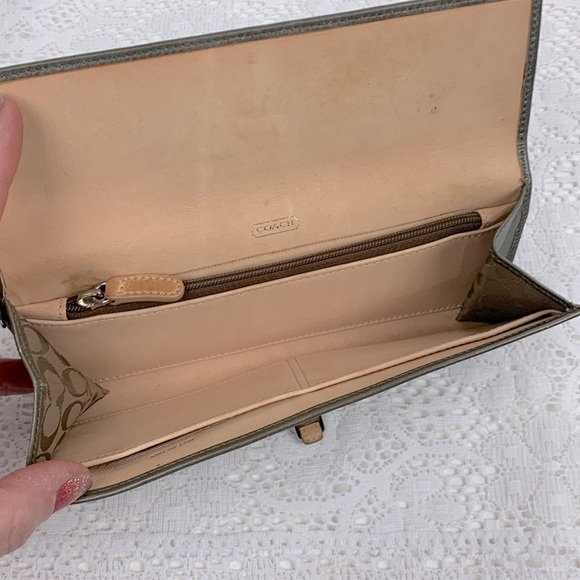 Vintage Coach Leather Wallet Gray Silver Clasp opening Zip Pocket Signature C - Picture 7 of 17